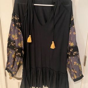 Best free people tunic! Can wear as shirt if tall or dress! Sleeves are amazing